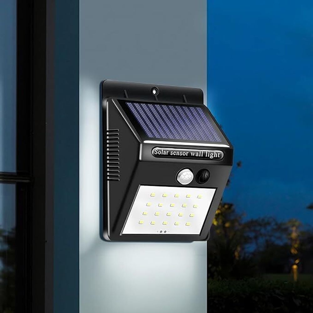 Schwarze Solarleuchte mit Bewegungssensor, beleuchtet den Hauseingang.