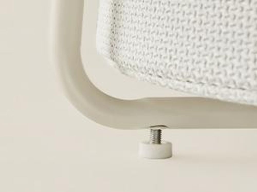 Runder Beistelltisch, kleiner Couchtisch, mit Korb aus Stoff, modern, beige-weiß