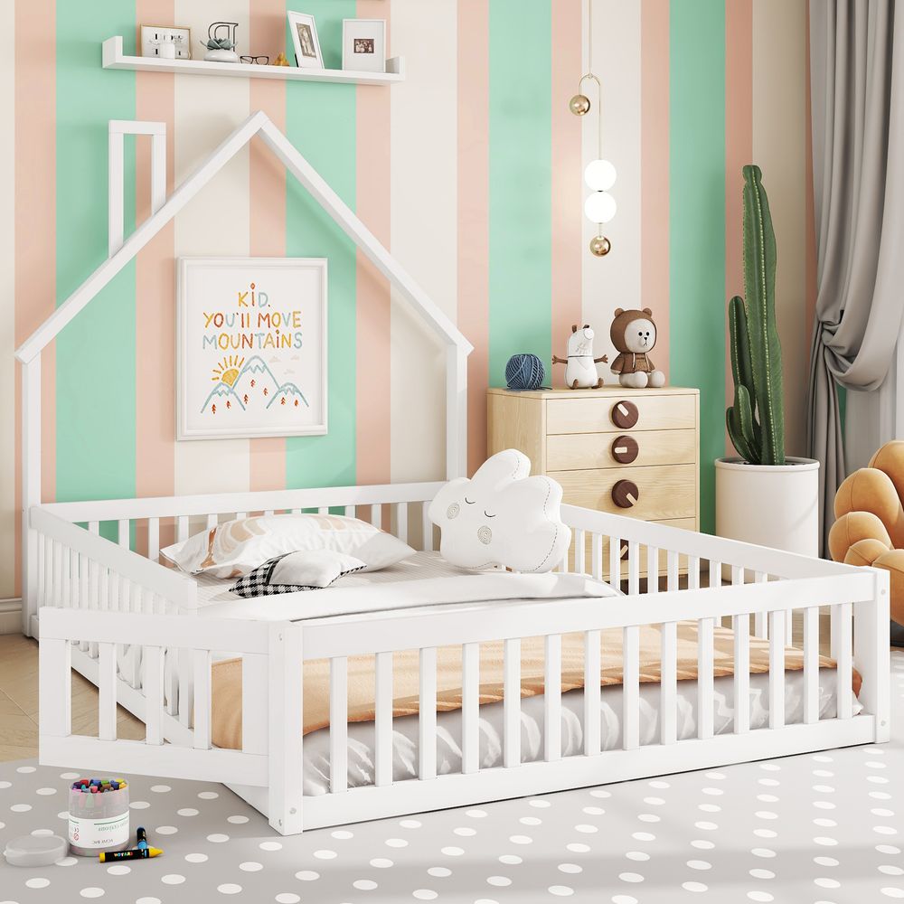 Merax Kinderbett Hausbett 140x200 cm mit Schornstein und Rundum-Sicherheitsgitter, Bodenbett mit Lattenrost, Holzbett, Doppelbett – Weiß