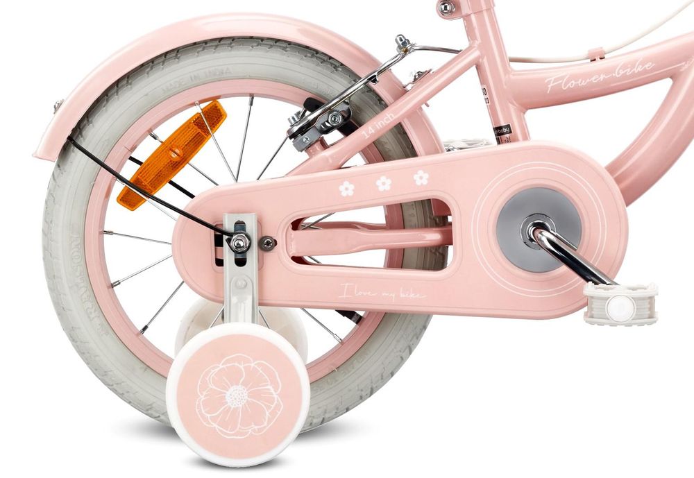 Detalle de la rueda trasera con ruedín y protector de cadena de la bicicleta infantil.