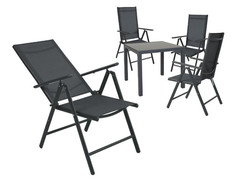Im Vordergrund ein Stuhl mit zurückgelegter Rückenlehne, dahinter die restlichen Stühle mit Tisch