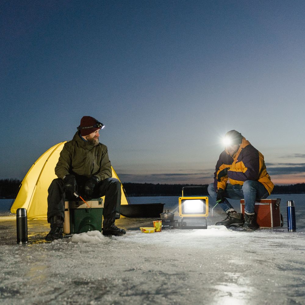 LED Baustrahler 30W mit Akku Arbeitsleuchte Arbeitsstrahler Baustellen Strahler IP65 Wasserdicht Arbeitslicht für Camping Werkstatt Garage Retoo