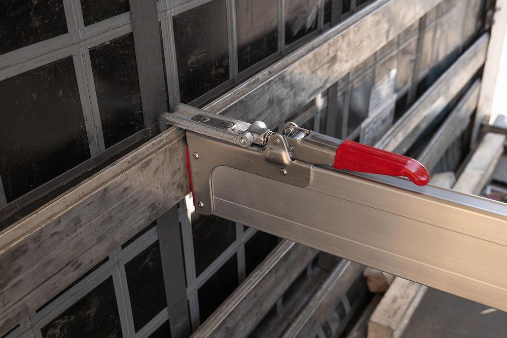 UNITRAILER Zwischenwandverschluss 2400-2700 mm Klemmbalken Aluminium Sperrstange für LKW Anhänger Silber