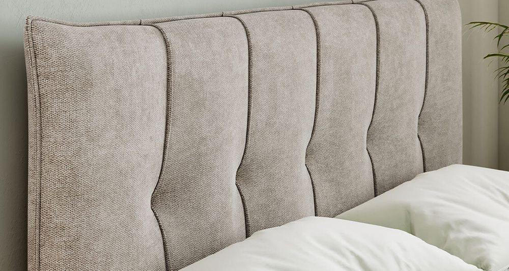 Vergrößern Sie das Kopfteil des Boxspringbettes, das Foto zeigt beige Stoff