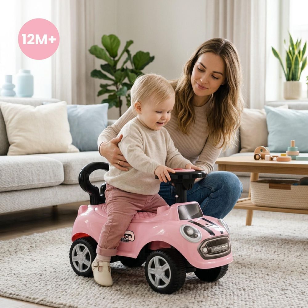 Madre ayudando a su bebé a usar el correpasillos SUN BABY