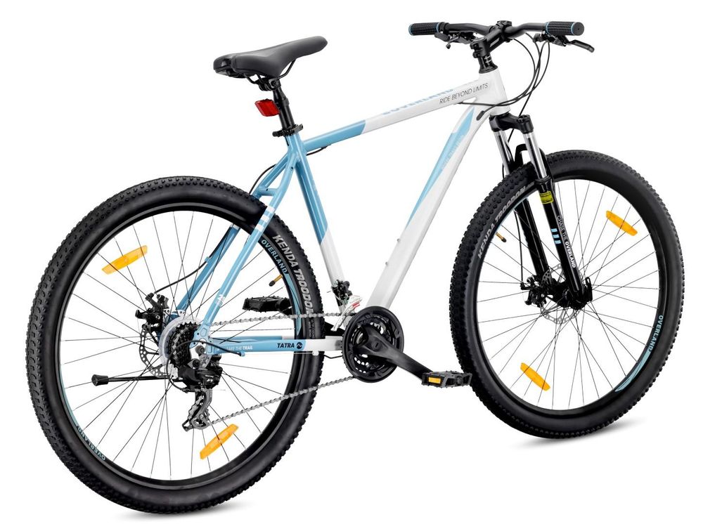 Vista trasera de la bicicleta mostrando las ruedas de 29 pulgadas y el diseño del cuadro.