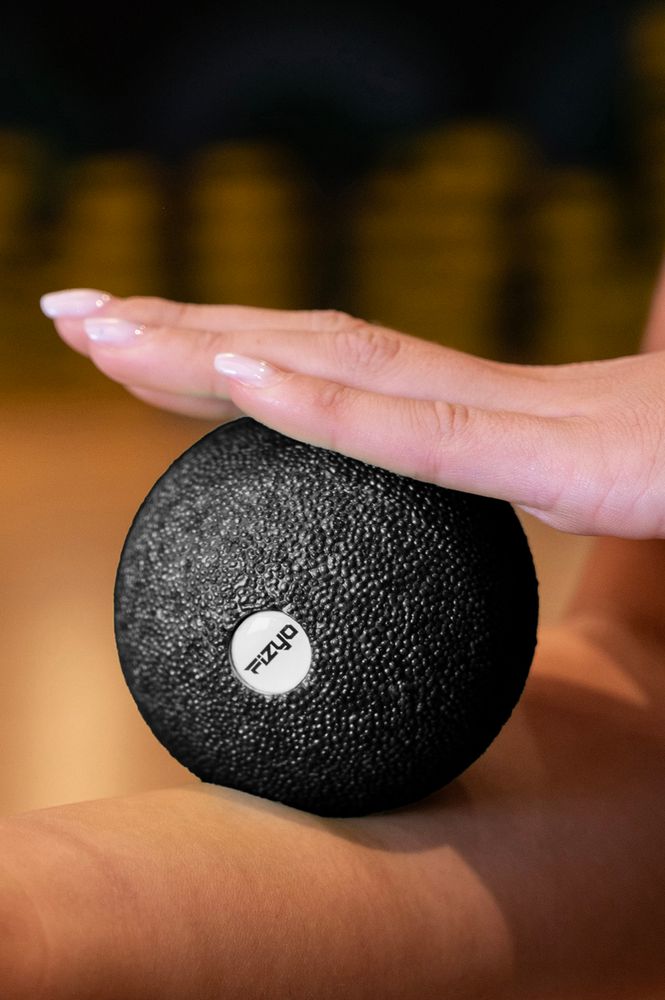 Person beim Training mit dem FIZYO 8 cm Massageball