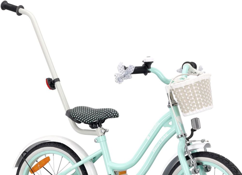 Cesta delantera y accesorios visibles en la bicicleta