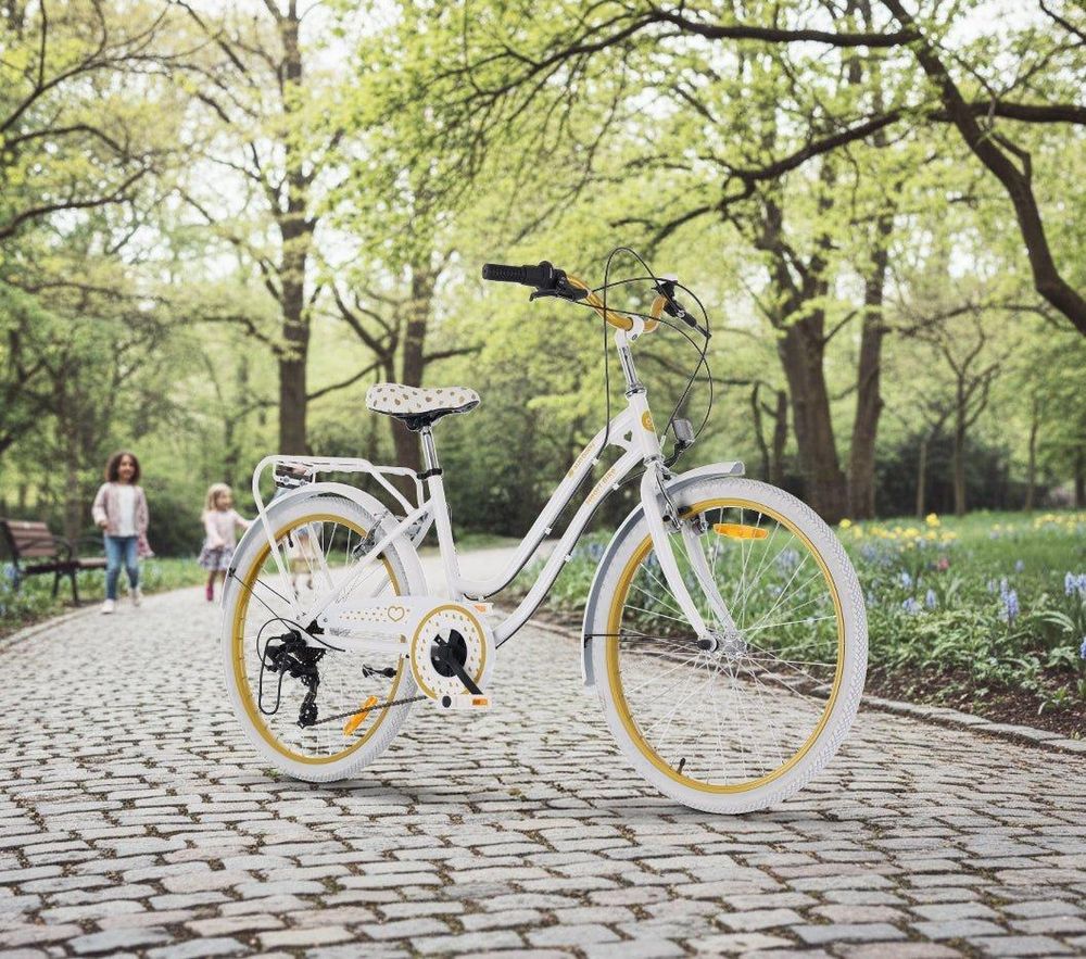 Kinderfahrrad mit V-Brake-Bremsen und Kettenschutz im Park