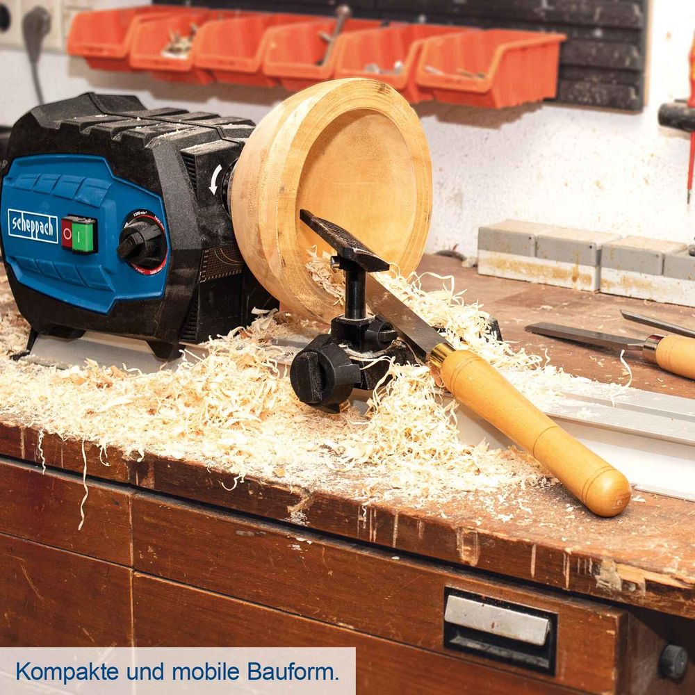 Das Bild zeigt die Drechselbank mit einem eingespannten Werkstück.