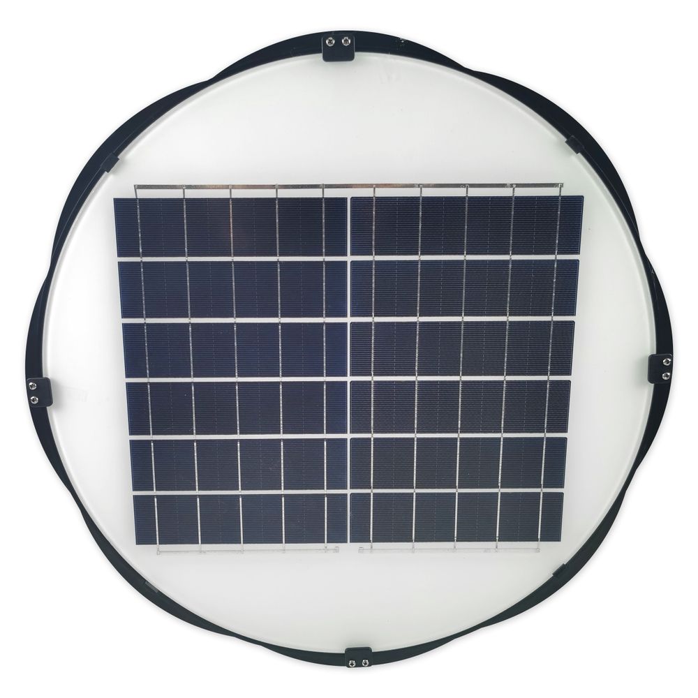 Draufsicht auf Solarpanel mit schwarzen Zellen auf weißem Hintergrund.