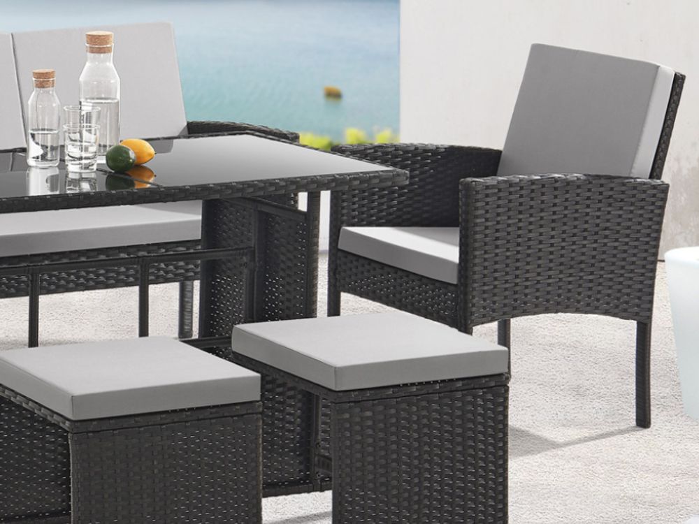 Sessel, Hocker, Tisch, dahinter die Sitzbank des Gartenmöbelsets DENVER.