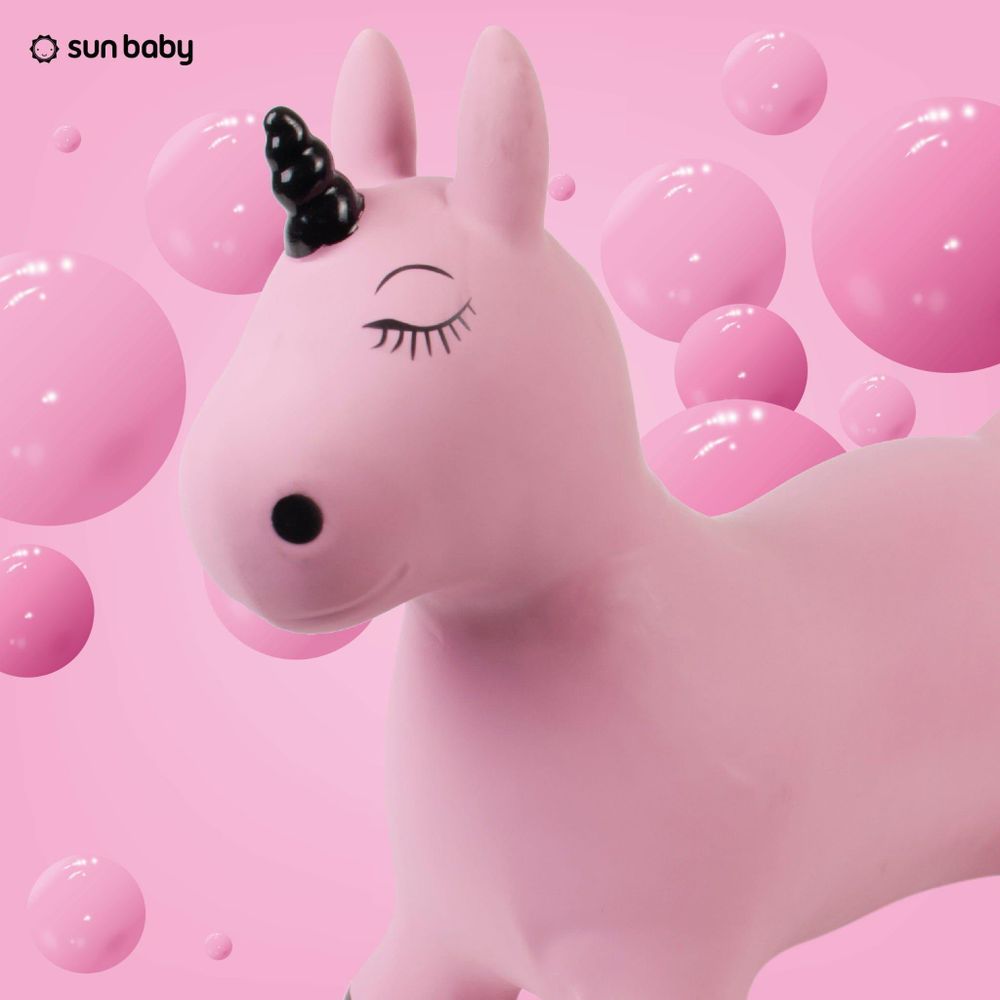 Gros plan sur la tête et la corne souple de la licorne sauteur.