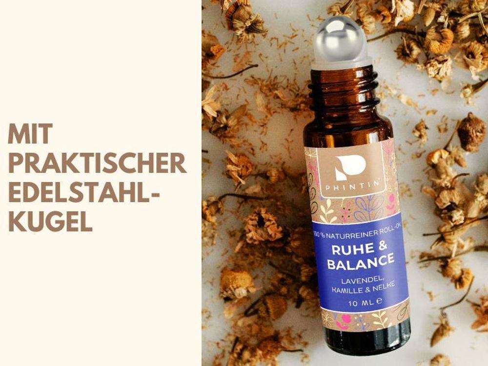 Roll-On zwischen getrockneten Blüten liegend