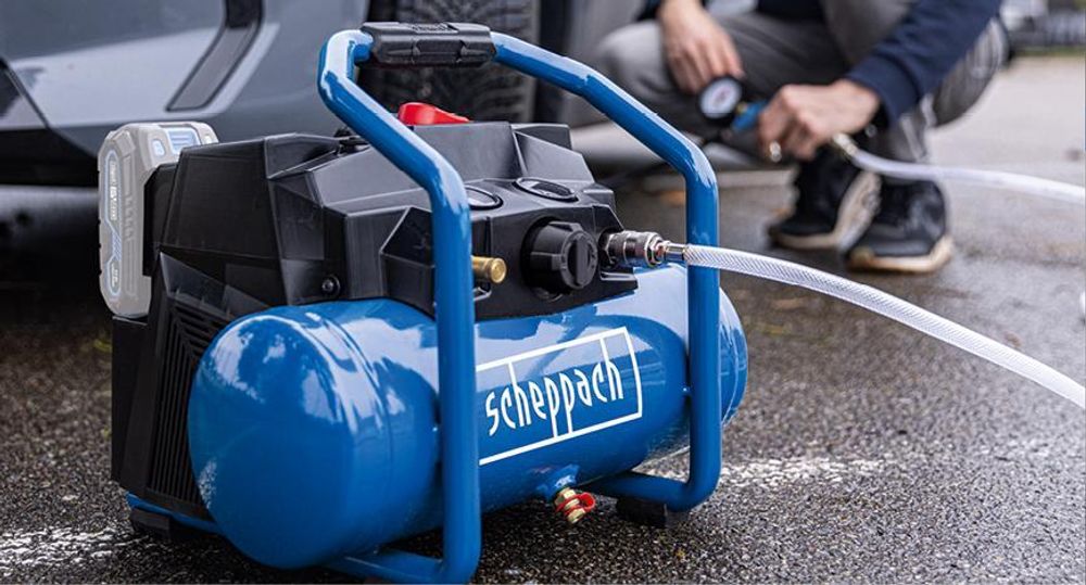 Das Bild zeigt den Akku-Kompressor von Scheppach.