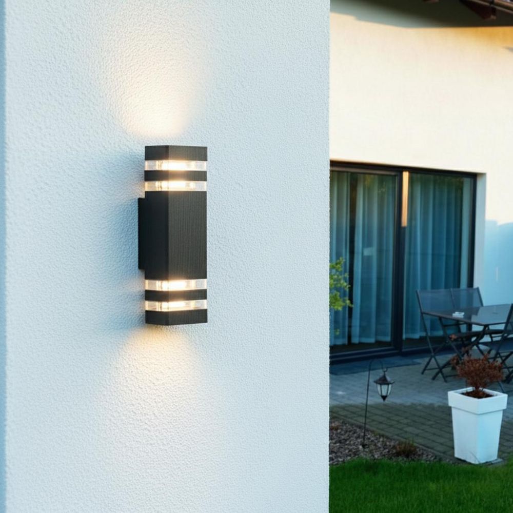Anthrazit Wandlampe, Up/Down-Lichteffekt, beleuchtete Steinwand.