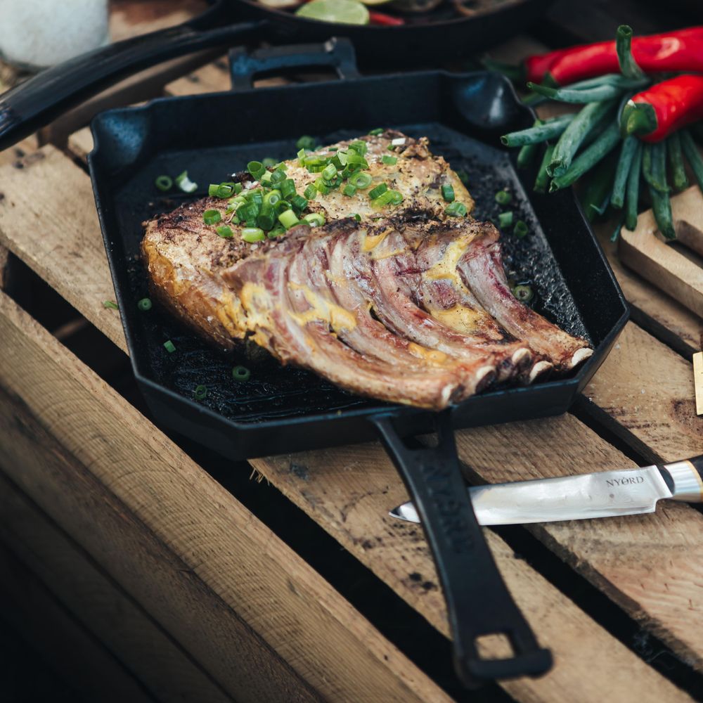 NYORD BBQ Grillpfanne aus Gusseisen - für Induktion, Glaskeramik, Gas, Grill & Outdoor, Feuerfeste Gusseisenpfanne mit Grillrillen, Cast Iron mit Ausgießer