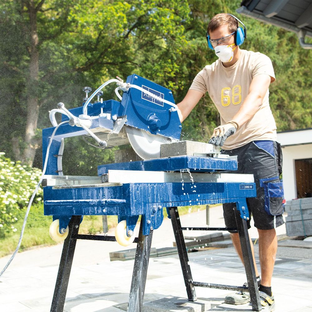 Das Bild zeigt eine Person bei der Arbeit mit der Steintrennmaschine HSM3500.