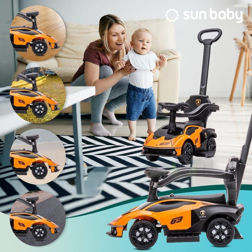 Mama i dziecko bawią się przy jeździku SUN BABY z popychaczem.