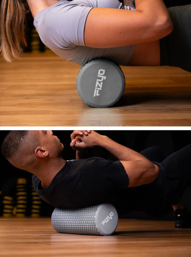 Fitness-Training mit der FIZYO-Massagerolle mit Noppen (30x15 cm) – eine Person führt Übungen durch
