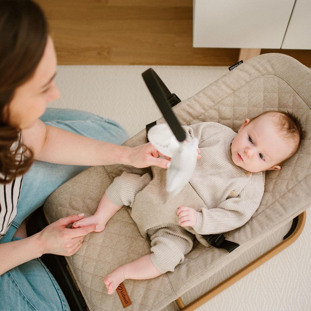 Kidwell LARO Babywippe – Ergonomische Babyschaukel mit 3-Punkt-Gurt, 3-fach verstellbarer Rückenlehne, Spielbogen & faltbar (Beige/Wooden)