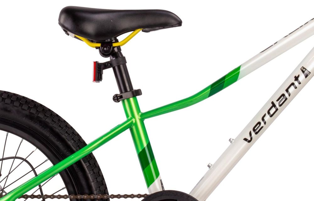 Primer plano del sillín ajustable y el cuadro de la bicicleta.