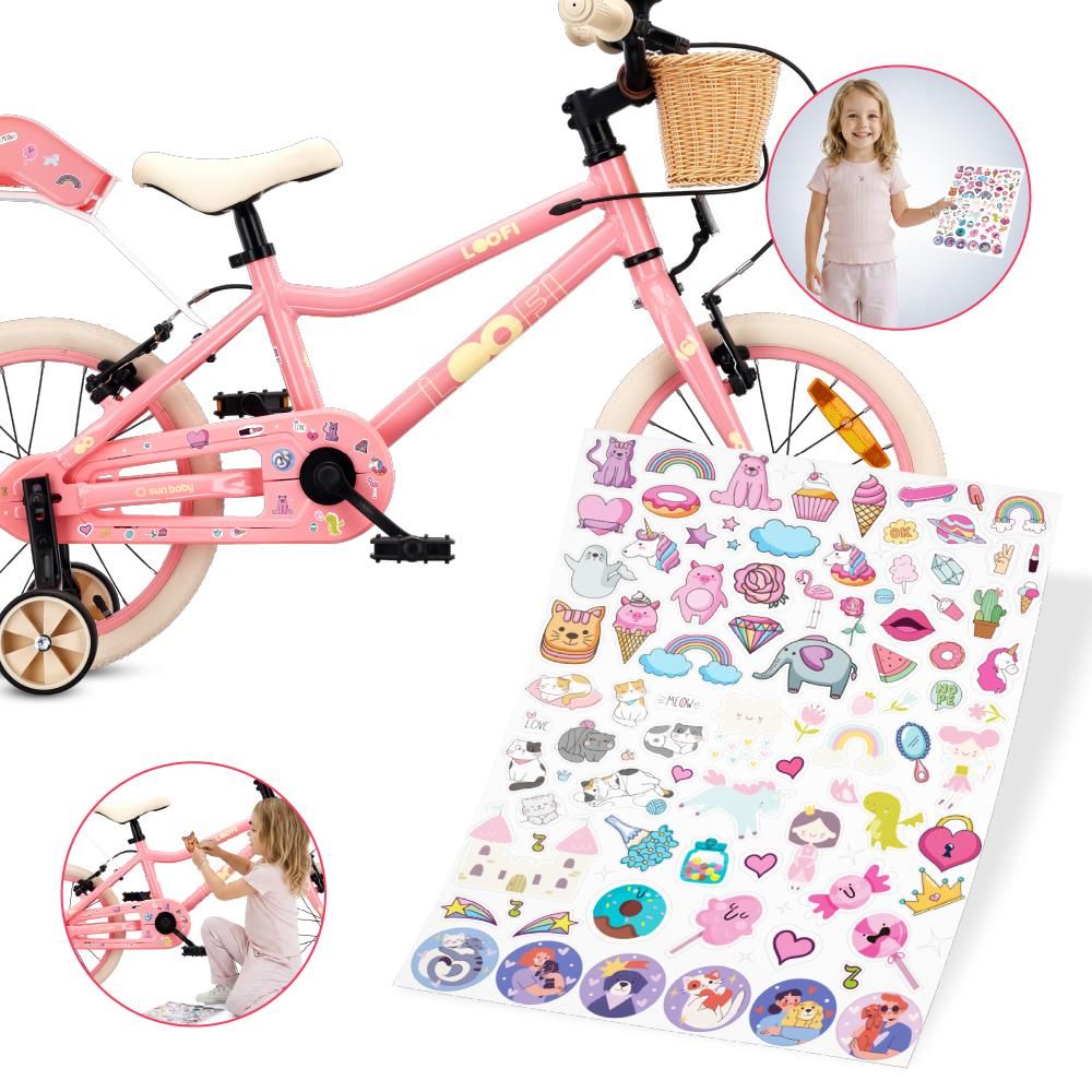 Stickerbogen und Mädchen, das das Fahrrad dekoriert