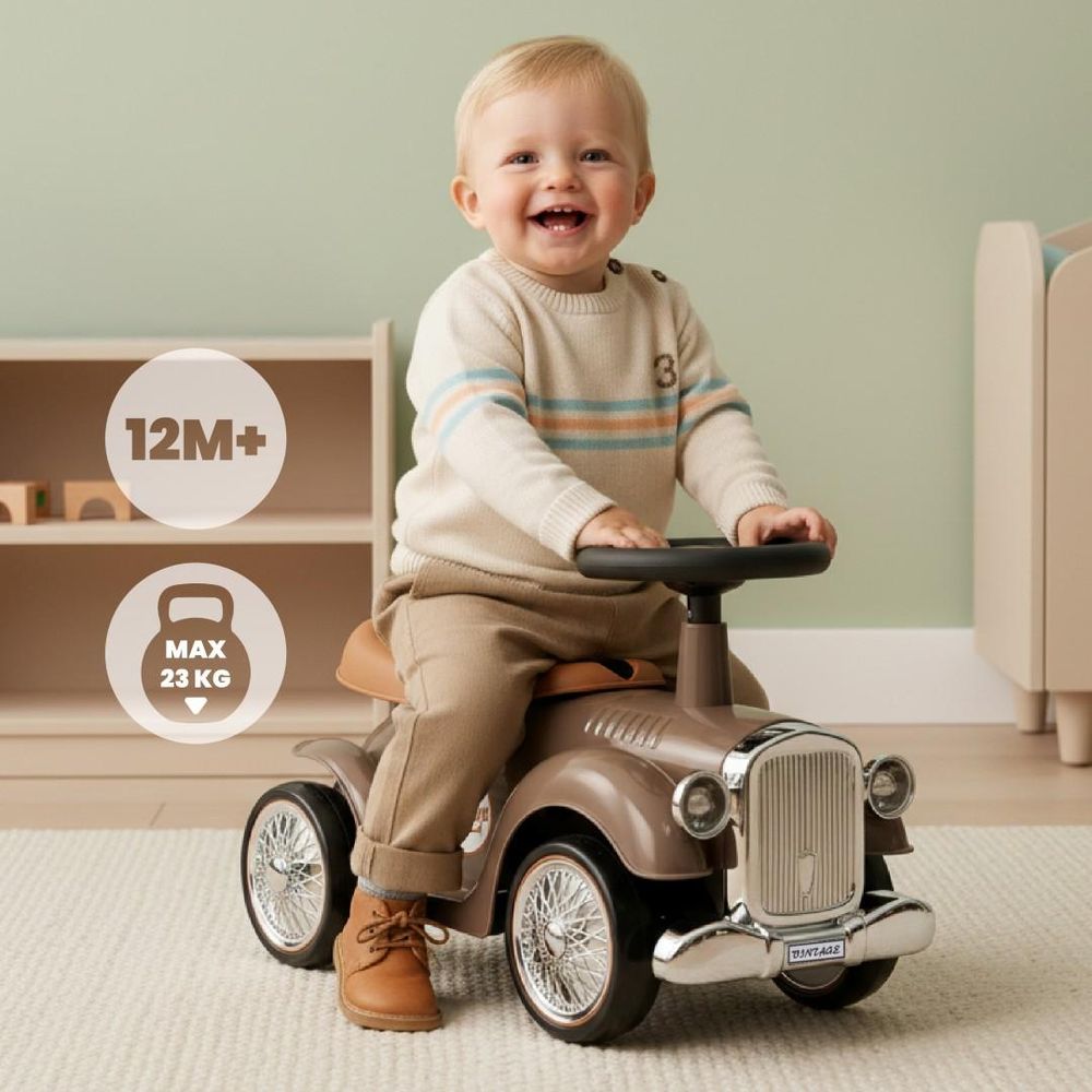Niño sonriente sentado en el correpasillos SUN BABY, con iconos de edad y peso máximo.