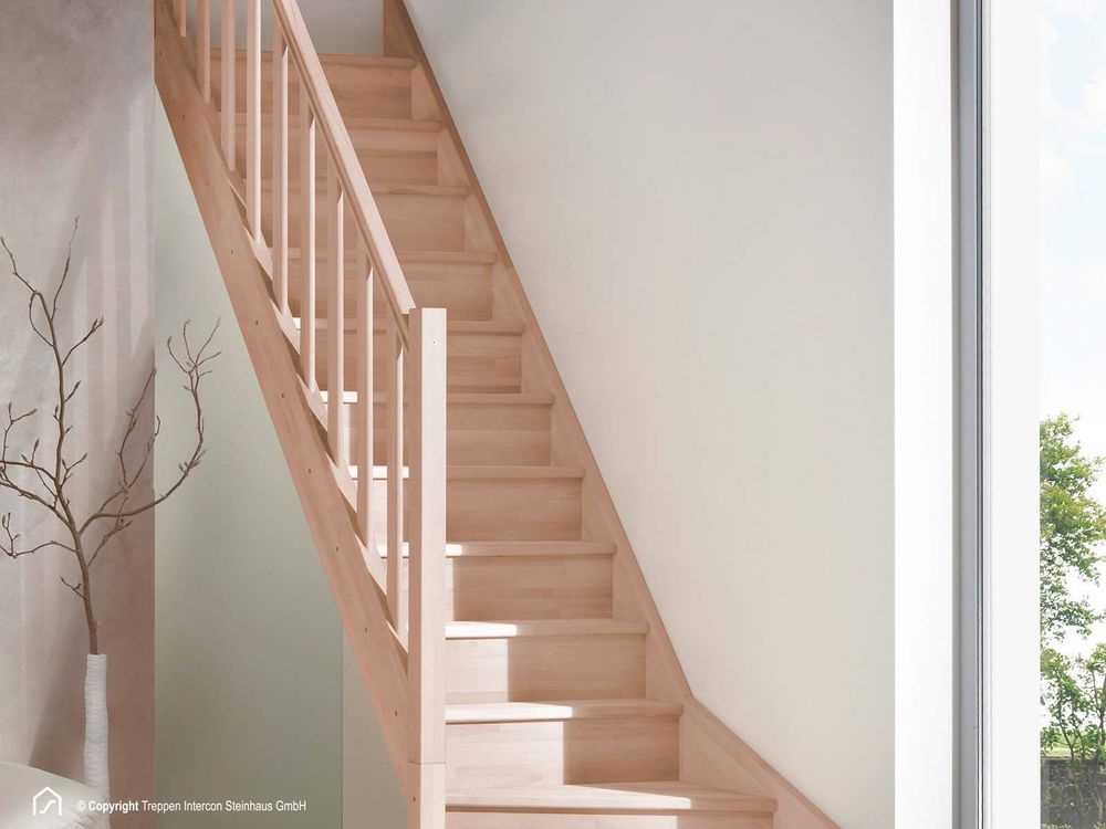 Holztreppe Intercon Casablanca | Buche | 1/4 gewendelter Verlauf | Rechtswendelung | 80 cm Breite | einseitiges Geländer | mit Setzstufen | Stiege