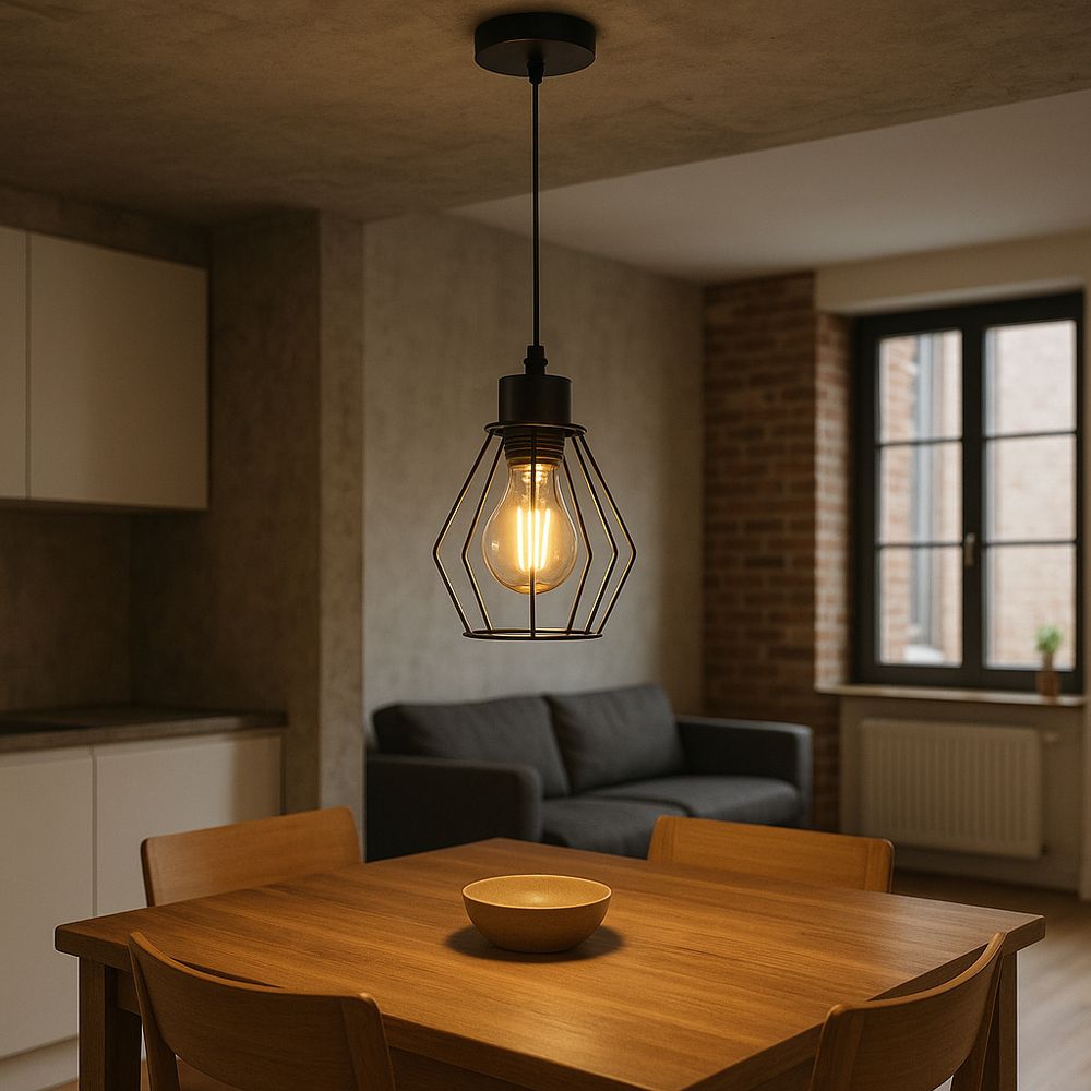 Industrielle Pendelleuchte mit Edison-Birne über Holztisch im Esszimmer.
