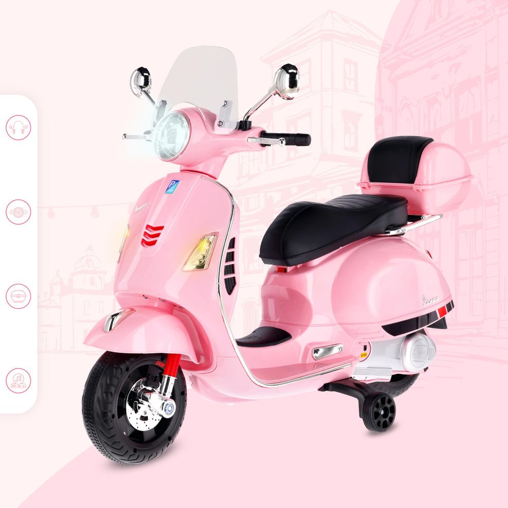 Różowy skuter elektryczny Vespa Mini z przodu, widoczne detale jak światła i lusterka.