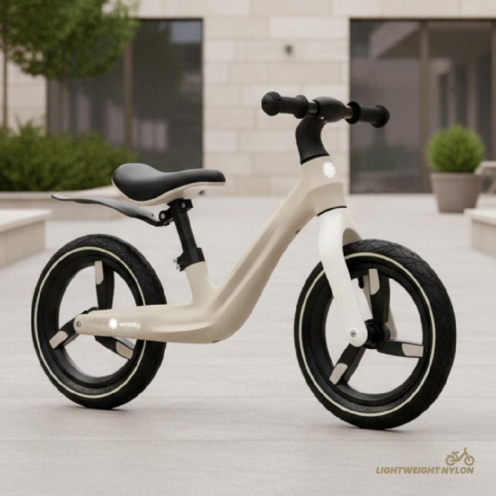 Zbliżenie na rowerek Sun Baby SPORT 12" stojący na zewnątrz.