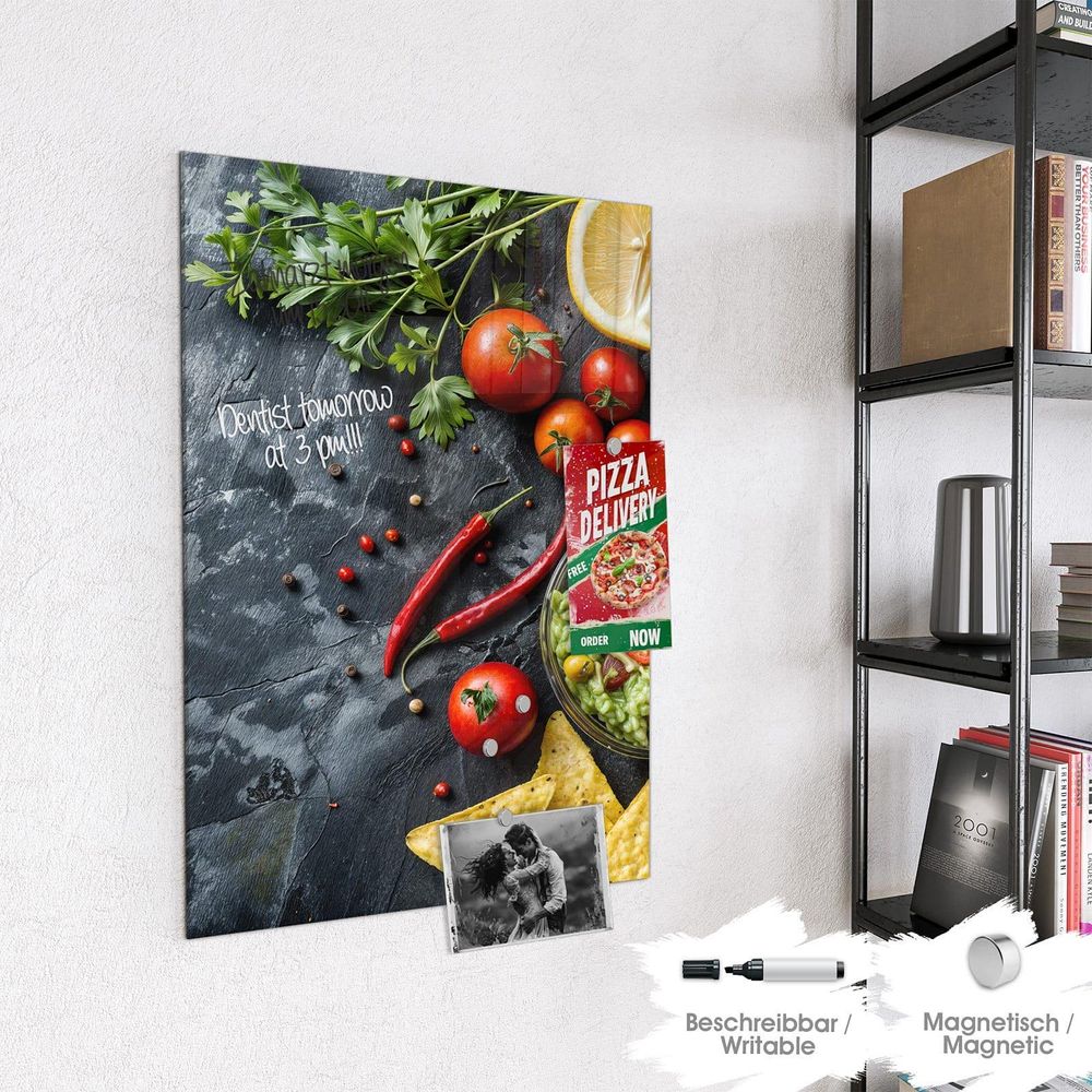 Glas-Magnettafel Guacamole mit Nachos an der Wand, beschrieben und mit Magneten belegt