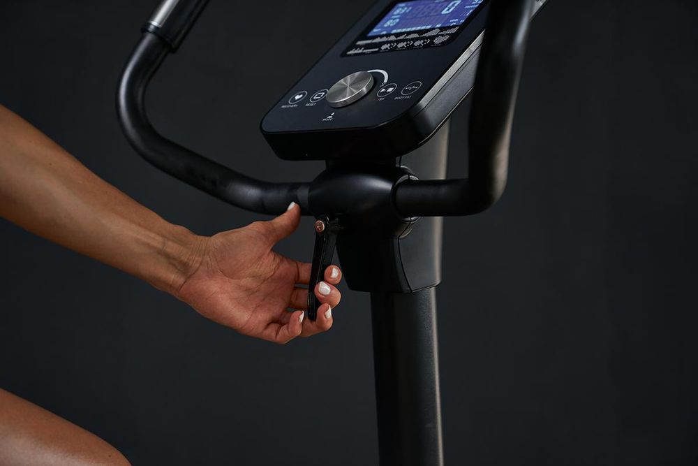 Das Bild zeigt die Griffverstellbarkeit des FitLogic Cardio X2