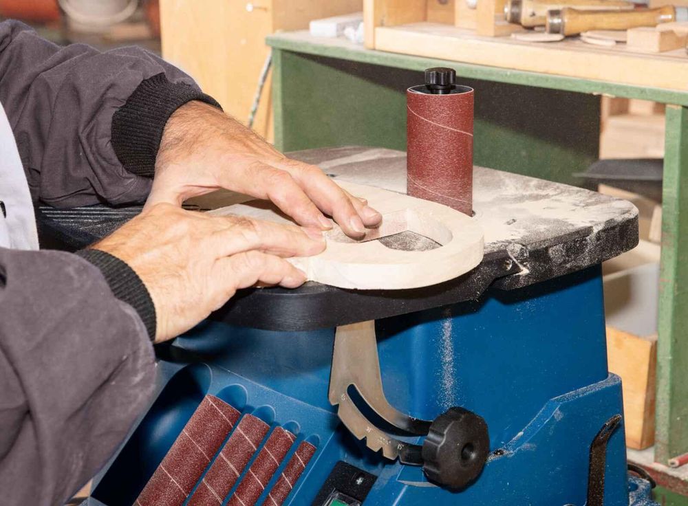 Das Bild zeigt eine Person bei der Arbeit mit dem Oszillierender Spindelschleifer.