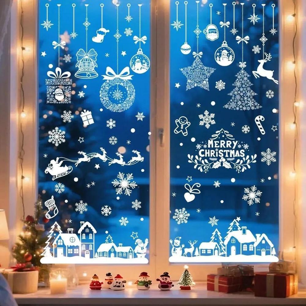 Weiße Weihnachtsmotive der Variante Modell 3 auf einem Fenster