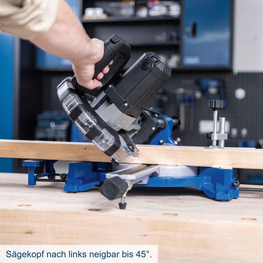 Das Bild zeigt die Kapp-Zug-Gehrungssäge von Scheppach beim Einstellen des Winkels.