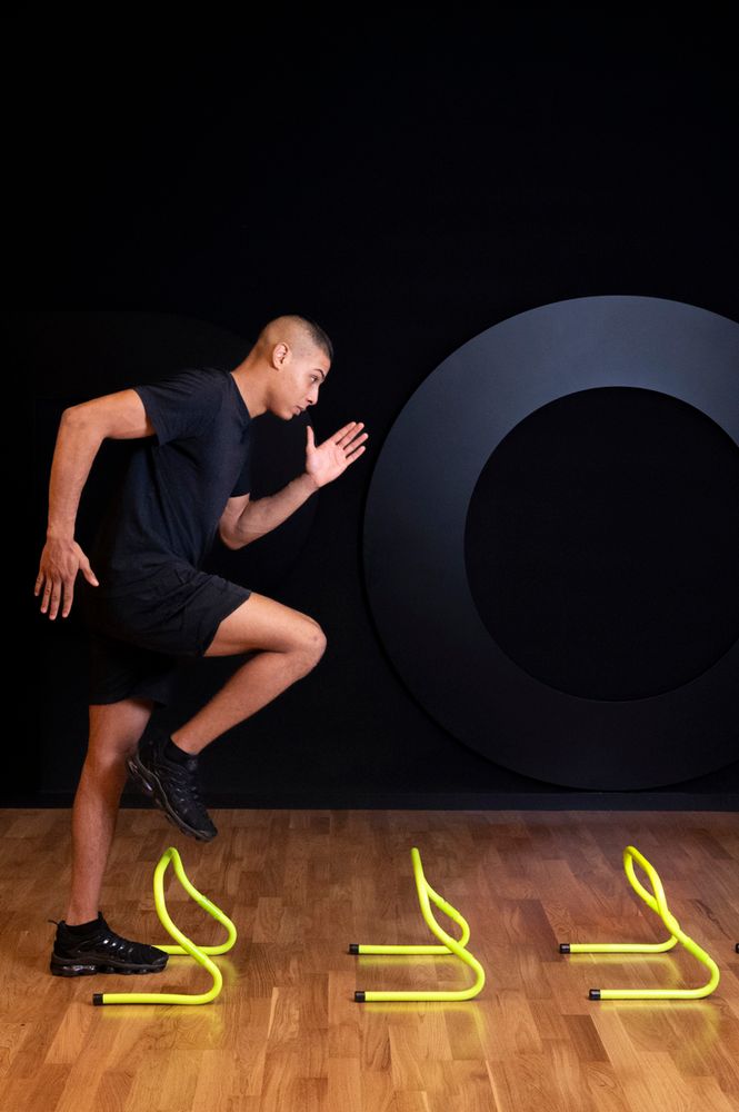 Ein Mann absolviert ein Koordinationstraining mit Fizyo-Trainingshürden