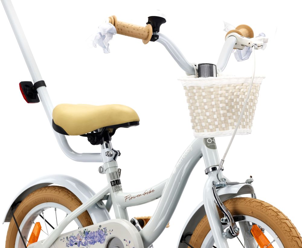 Cesta delantera y manillar de la bicicleta con detalles decorativos