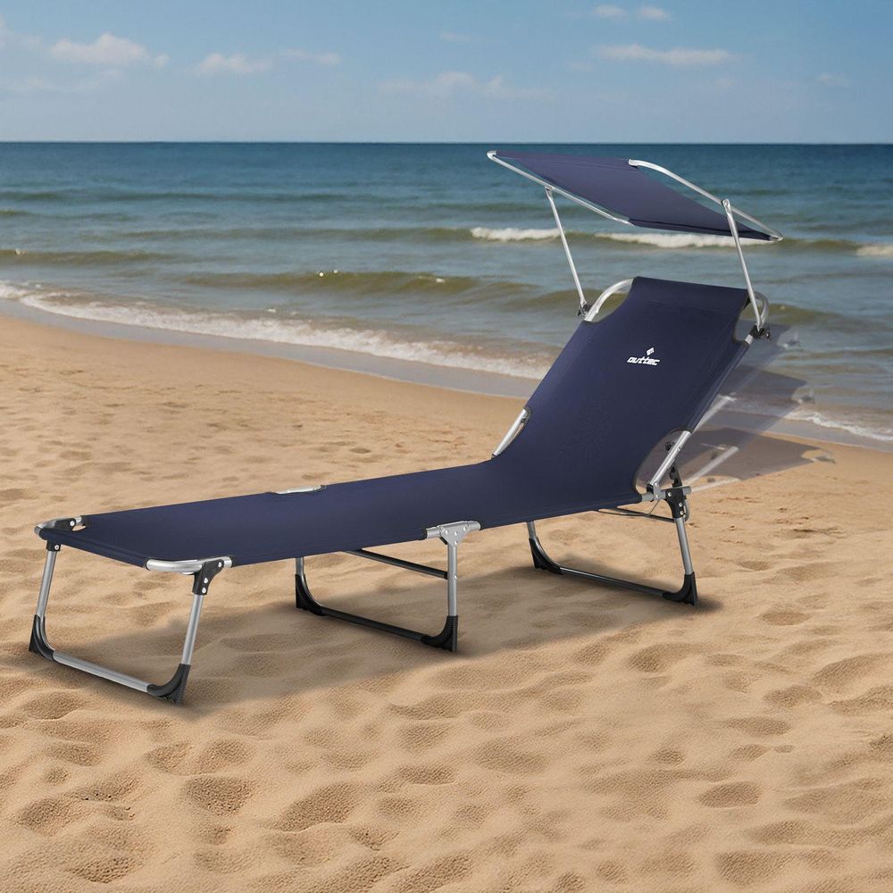 Die Sonnenliege am Strand zeigt die verschiedenen Einstellungsmöglichkeiten der Rückenlehne