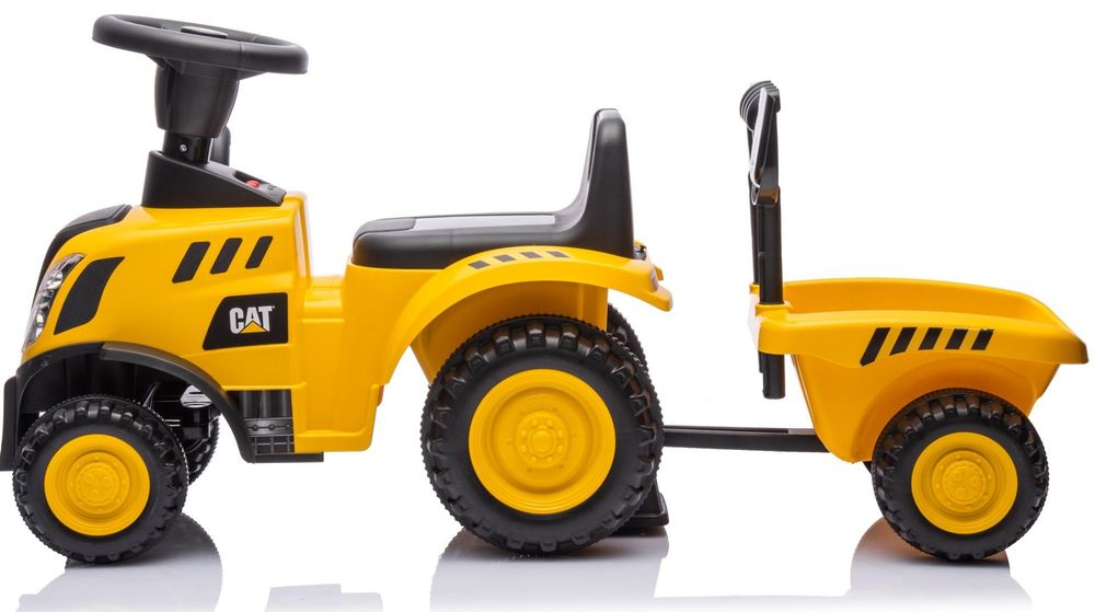 Boční pohled na traktor s připojeným vozíkem