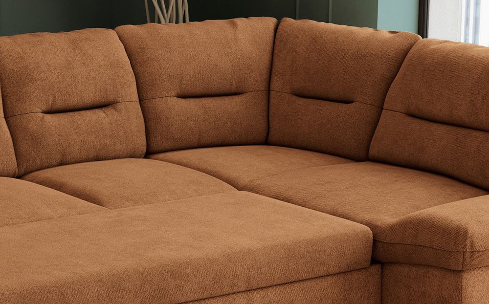 Zoomen Sie auf die Sitzfläche des Ecksofas. Sofa aus orange strukturiertem Stoff