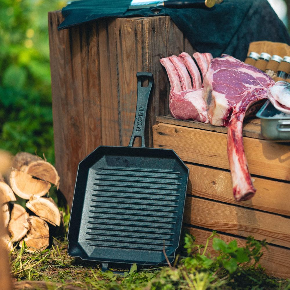 NYORD BBQ Grillpfanne aus Gusseisen - für Induktion, Glaskeramik, Gas, Grill & Outdoor, Feuerfeste Gusseisenpfanne mit Grillrillen, Cast Iron mit Ausgießer