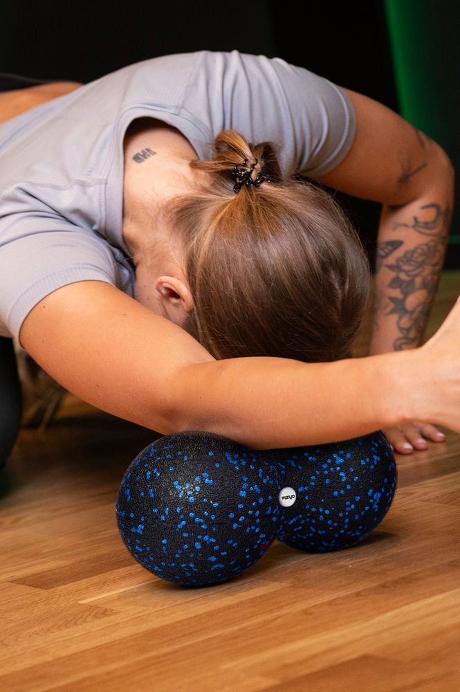 Person beim Training mit dem Massageball Duoball FIZYO 24x12 cm