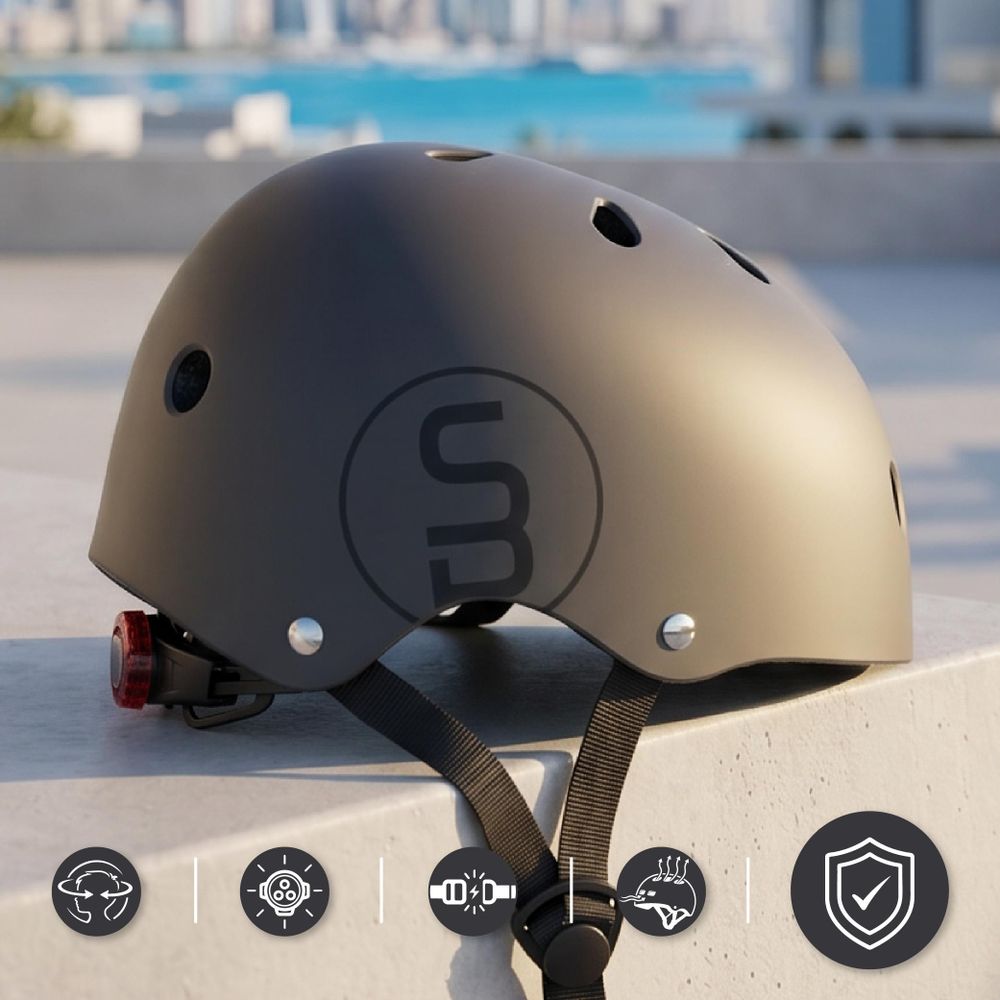 Schwarzer Kinder-Fahrradhelm Sun Baby auf einer Mauer mit sichtbarer LED-Lampe hinten.