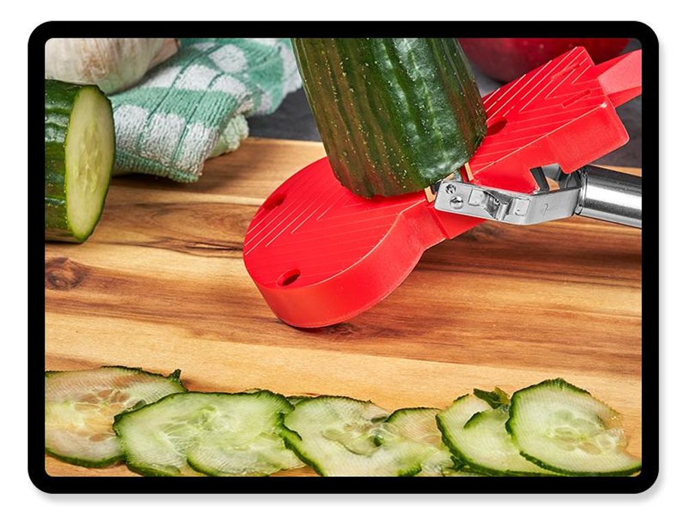 Turbo Schäler Combi Plus, der zusammengebaut ist und eine Gurke hobelt.