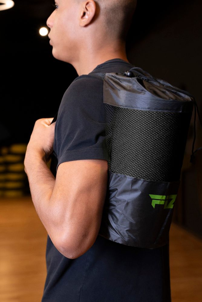 Training mit der FIZYO Massagerolle – Person führt Entspannungs- und Kräftigungsübungen durch.