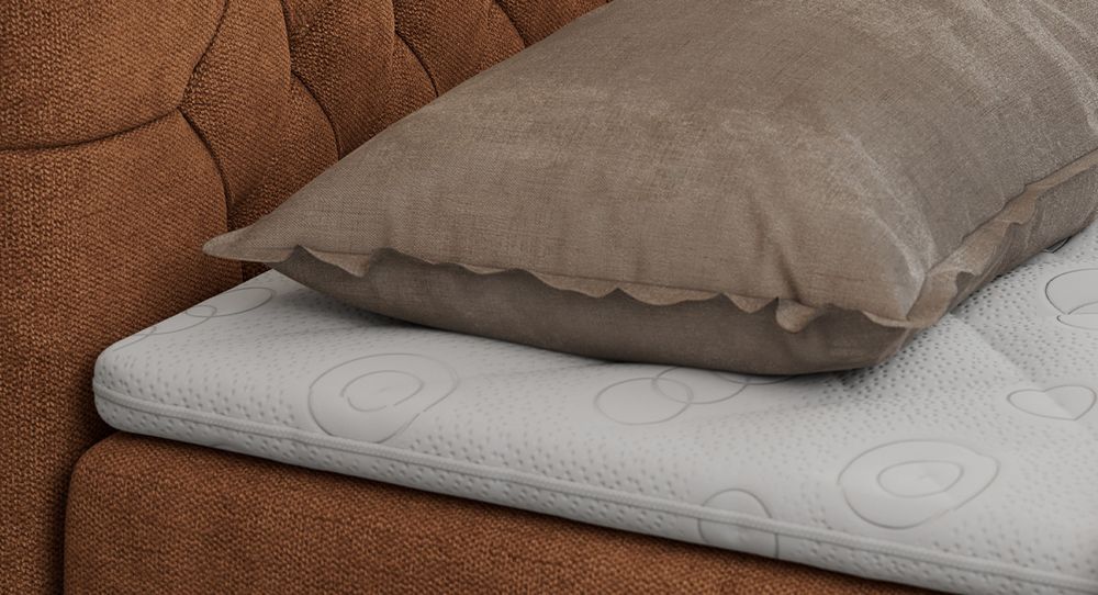 Gestepptes Kopfteil eines braun Bettes. Eine Topper-Matratze liegt auf dem Bett
