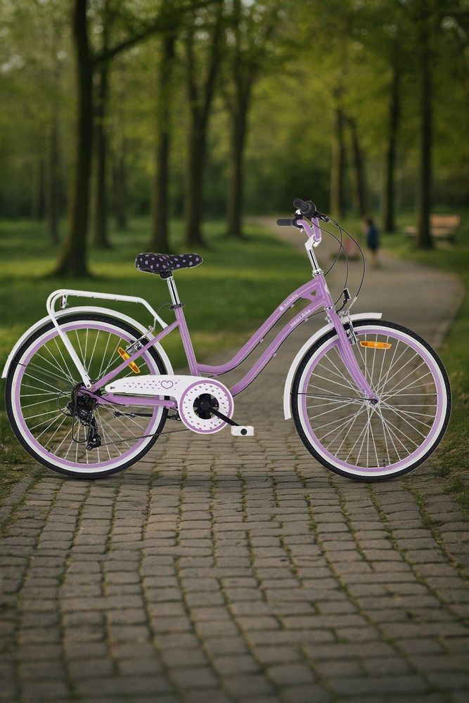 Bicicleta infantil lila en un camino de parque