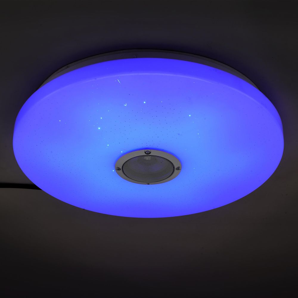 Runde LED-Deckenleuchte mit Lautsprecher, leuchtet in Blau auf dunkler Decke.